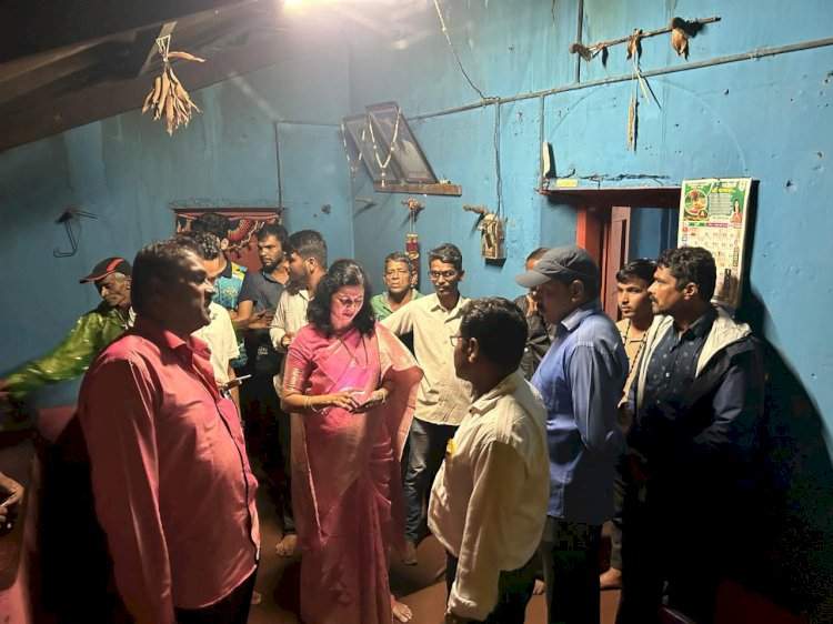 पावसामुळे नुकसान झालेल्या नागरिकांना आवश्यक सहकार्य करा : अर्चना घारे-परब. डेगवे येथील पडझड झालेल्या घरांची पाहणी करत अधिकाऱ्यांना केल्या सूचना.