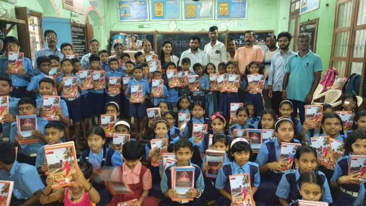 आमदार वैभव नाईक यांच्या माध्यमातून मसुरे येथे शालेय विद्यार्थ्यांना मोफत वह्या वाटप.