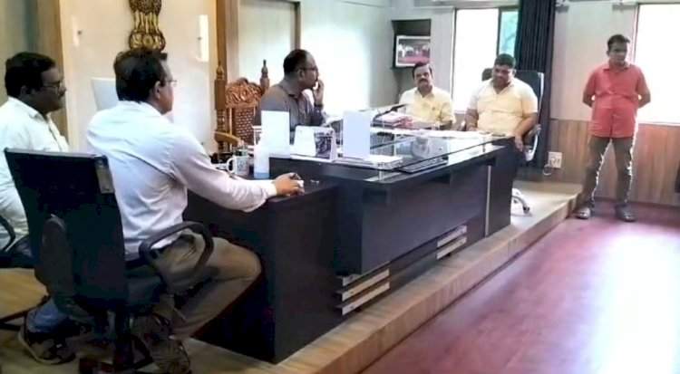 जलजीवन मिशनच्या अपुऱ्या कामांबाबत आमदार वैभव नाईक यांनी अधिकाऱ्यांना घेतले फैलावर. सिंधुदुर्ग जिल्ह्यात जल- जीवन मिशनचे ५० लाखावरील निधीचे एकही काम पुर्ण नाही.