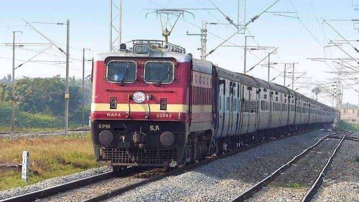 कोकणात गणेशोत्सवासाठी गेलेल्या चाकरमान्यांसाठी मध्य रेल्वे सोडणार विशेष ट्रेन.