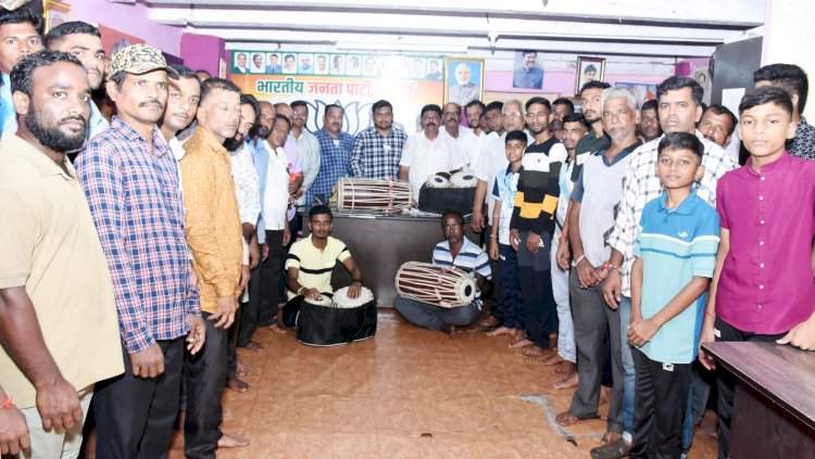 भाजपा युवानेते संदिप गावडे याच्या माध्यमातून वेंगुर्ला तालुक्यातील ४६ भजनी मंडळांना प्रोत्साहनात्मक भजन साहित्याचे वाटप.