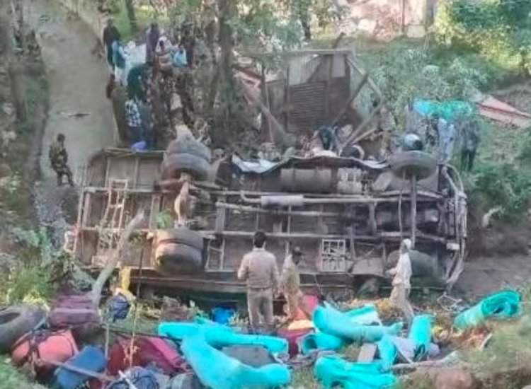 जम्मू-काश्मीरमध्ये बीएसएफ जवानांच्या बसला भीषण अपघात. ३ जवान शहीद; अनेकांची प्रकृती चिंताजनक.
