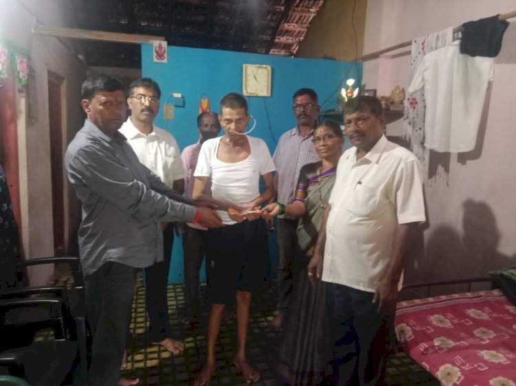 कॅन्सरची शस्त्रक्रिया झालेल्या नागरिकाला आमदार वैभव नाईक यांनी दिला आर्थिक मदतीचा हात.