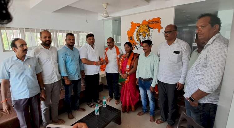 घोटगेचे भाजप ग्रामपंचायत सदस्य दिपाली सावंत यांनी हाती घेतली मशाल आ. वैभव नाईक यांनी शिवबंधन बांधून केले पक्षात स्वागत