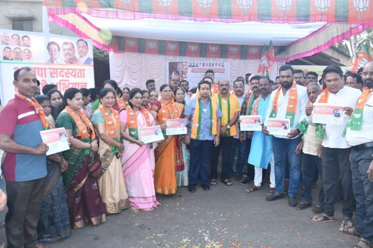 मंत्री नितेश राणे यांनी वेंगुर्ले शहरातील सदस्यता नोंदणी बूथला भेट देते घेतला आढावा.