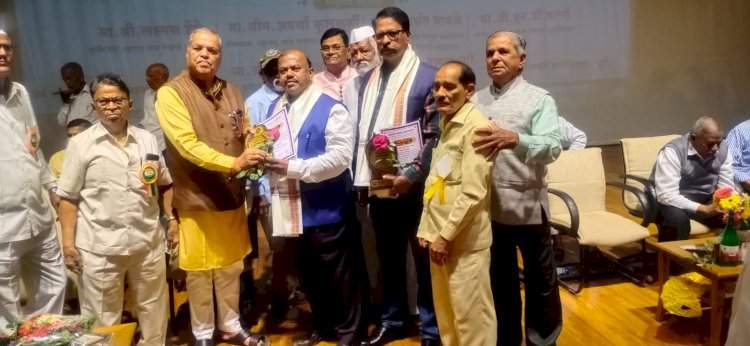 सीताराम उर्फ दादा कुडतरकर यांना निवृत्ती सेवा पुरस्कार प्रदान