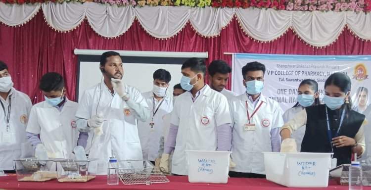 सावंतवाडी येथील व्ही पी कॉलेज ऑफ फार्मसीमध्ये Animal Handling Technique कार्यशाळा संपन्न