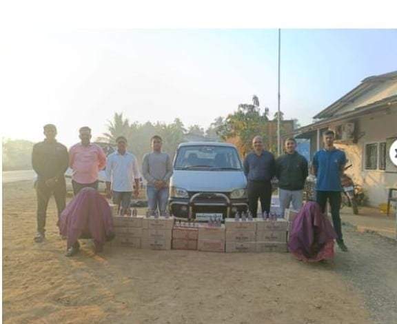 गोवा बनावटीच्या दारू वाहतूक प्रकरणी ४ लाख १४ हजाराचा मुद्देमाल जप्त.   सावंतवाडी येथील दोघे ताब्यात