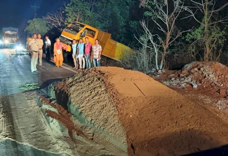 मालवण येथे अनधिकृत वाळू वाहतूक डंपरवर धडक कारवाई