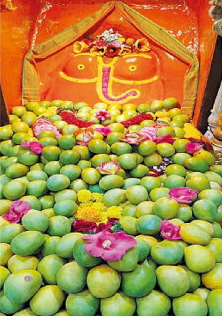गणपतीपुळे मंदिरात २१ डझन आम्रफळांची लक्षवेधी आरास
