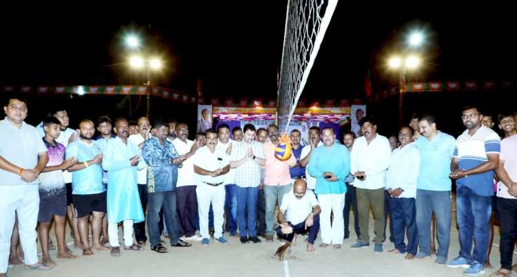 भव्य प्रकाशझोतातील खुल्या व्हॉलीबॉल स्पर्धेचे वेंगुर्ल्यात शानदार उद्घाटन