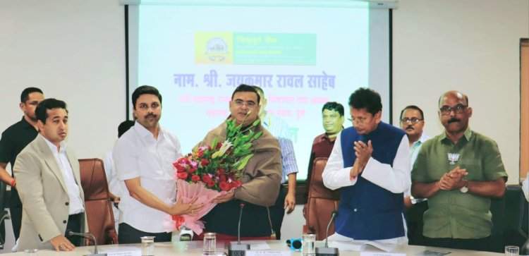 पणन व राजशिष्टाचार मंत्री जयकुमार रावल यांची जिल्हा बँक प्रधान कार्यालयाला भेट