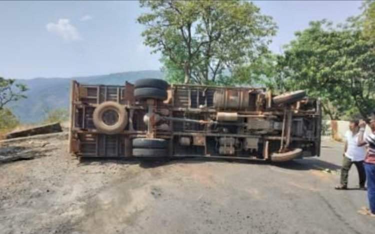 तिलारी घाटात मालवाहतूक करणारा ट्रक उलटला.