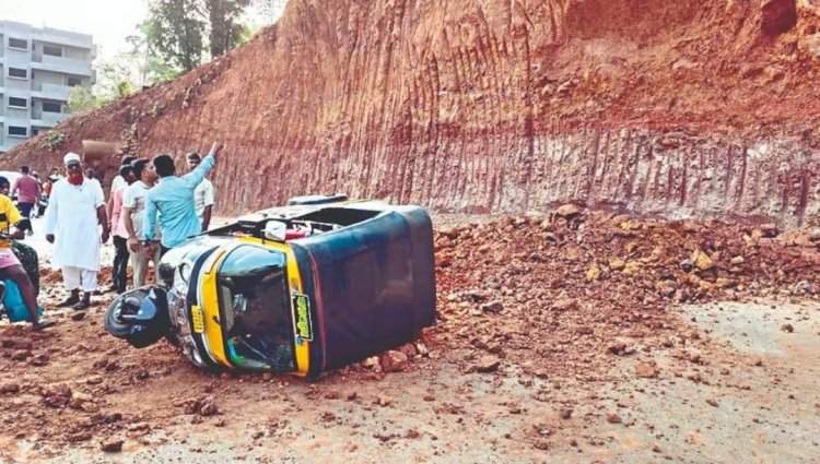 संगमेश्वरमध्ये महामार्गावर दरड कोसळली