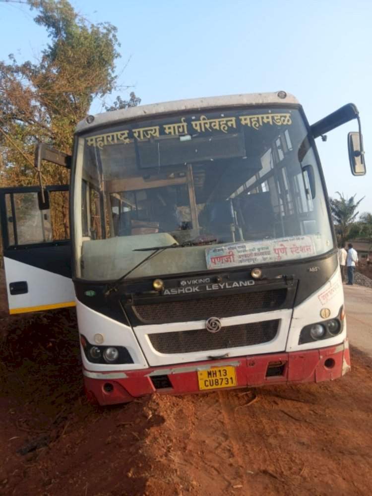 वैभववाडीत एस टी गटारात कलंडून अपघात