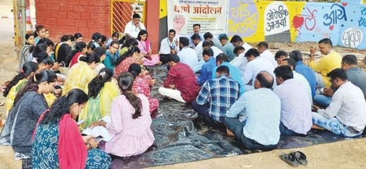 कृषी सहायक संघटनेचे जिल्हाधिकारी कार्यालयासमोर आंदोलन