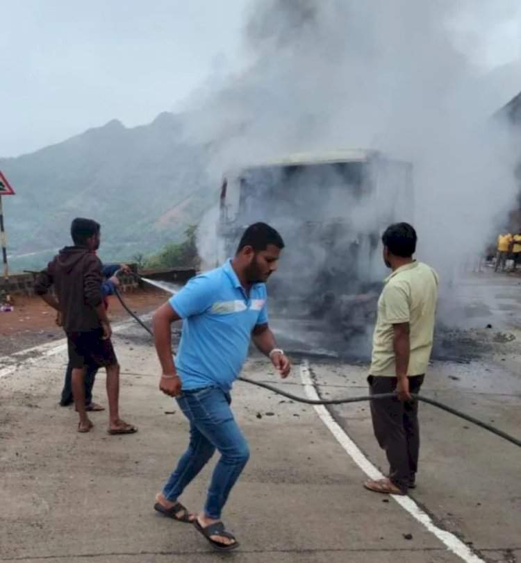 करूळ घाटात कंटेनरने घेतला अचानक पेट