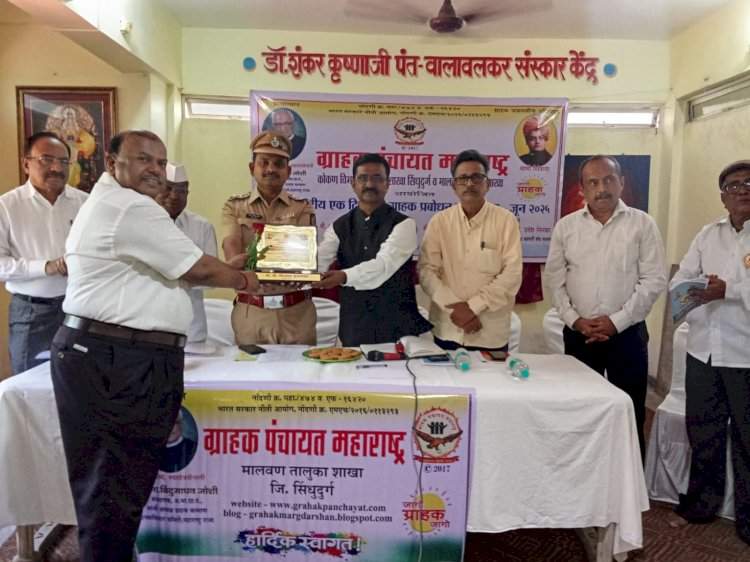 सीताराम उर्फ दादा कुडतरकर यांना 'उत्कृष्ट कार्यकर्ता' पुरस्कार मिळाल्याने मालवण येथे सत्कार