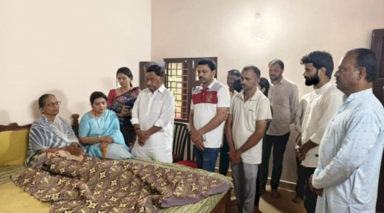 खासदार नारायण राणे यांनी केले मनिष दळवी व कुटुंबीयांचे सांत्वन
