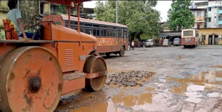 सावंतवाडी बसस्थानकावरील खड्डे बुजविण्यास प्रारंभ