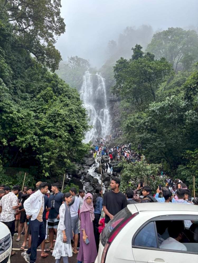 आंबोली धबधब्यावर पर्यटकांची अफाट गर्दी
