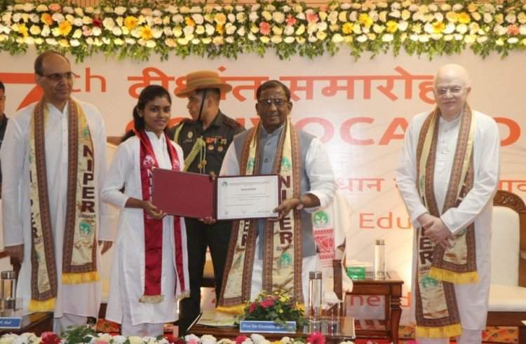 सातार्डा गावच्या नेहा मयेकर हिचा आसामचे राज्यपाल यांच्या हस्ते विशेष सन्मान