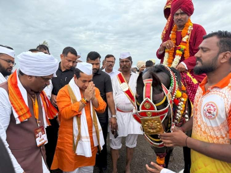 मंत्री नितेश राणे पंढरपूरच्या वारीत सहभागी