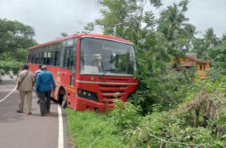 एसटी बस रस्ता सोडून बाजूला घसरली......सुदैवाने मोठा अनर्थ टाळला