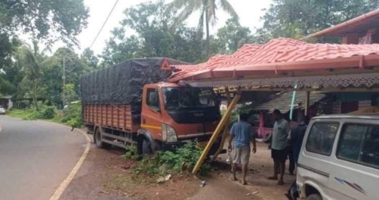दोडामार्ग सासोलीत भरधाव आयशर टेम्पोची घराच्या शेडला धडक