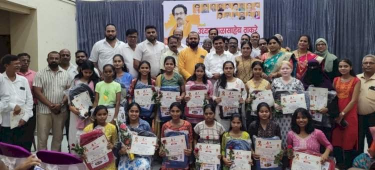 उद्धव ठाकरे यांच्या वाढदिवसानिमित्त सावंतवाडीत गुणवंत विद्यार्थी आणि सामाजिक कार्यकर्त्यांचा सत्कार