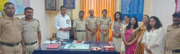 लायन्स क्लबच्या महिलांनी पोलिस कर्मचाऱ्यांना बांधल्या राख्या