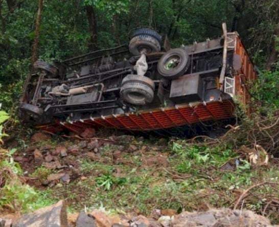 ब्रेक फेल झाल्याने टेम्पो १०० फूट दरीत कोसळला