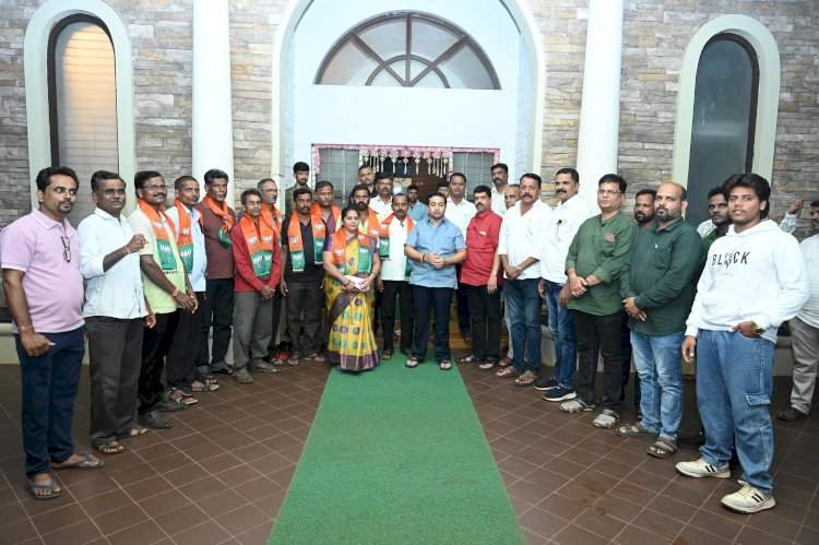 हरकुळ बुद्रुक येथील शेकडो उबाठा कार्यकर्ते भाजपात......पालकमंत्री नितेश राणे यांच्या उपस्थितीत पक्ष प्रवेश