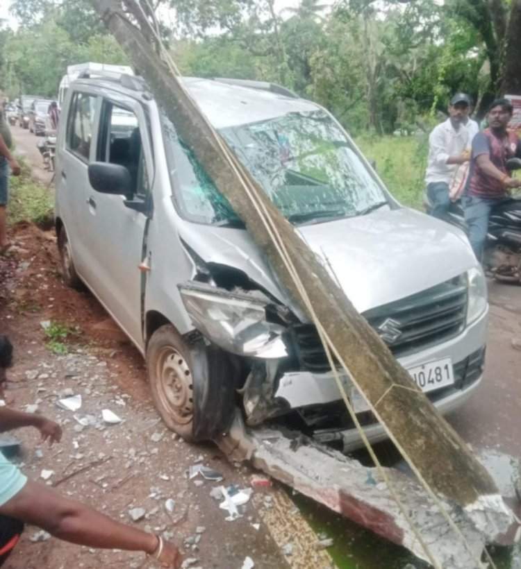 तारकर्ली येथे पर्यटकांच्या कारची वीज खांबाला धडक