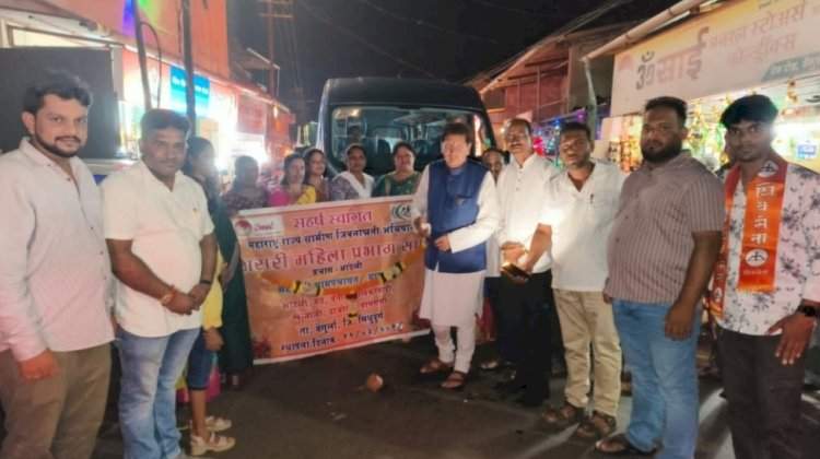 आडेली येथील भरारी महिला प्रभाग संघाला वातानुकूलित प्रवासी व्हॅन