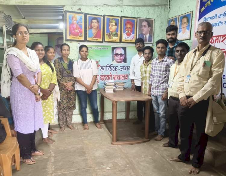 इंग्रजी विभागाच्या विद्यार्थ्यांची प्रा. मधू दंडवते ग्रंथालयास सदिच्छा भेट