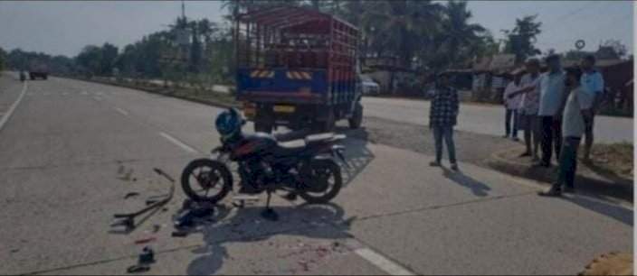 ओरोस येथे गॅस टेम्पो आणि दुचाकीचा भीषण अपघात