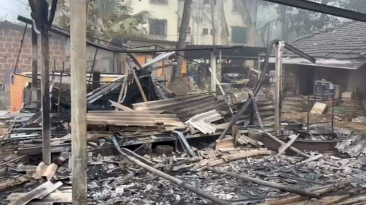 कुडाळ पणदूर तिठा येथे हार्डवेअर दुकानाला भीषण आग