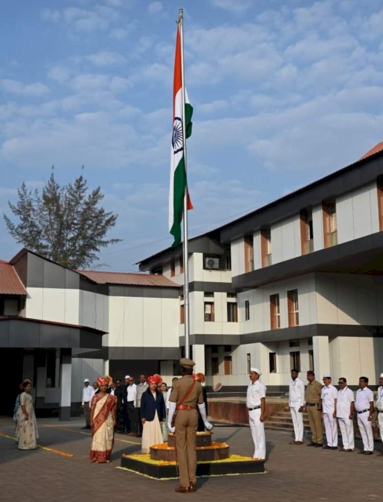 प्रजासत्ताक दिनानिमित्त जिल्हाधिकारी तृप्ती धोडमिसे यांच्या हस्ते ध्वजवंदन