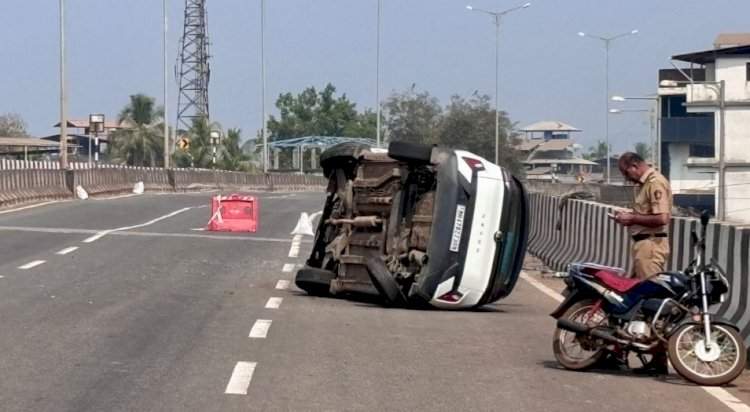 मुंबई गोवा महामार्गावर कार पलटी