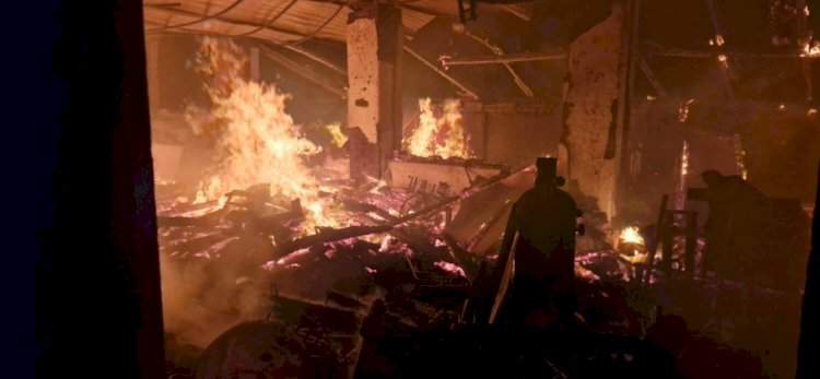 सावंतवाडी शहराच्या मध्यवस्तीत असलेल्या एका जुन्या गोदामाला आग