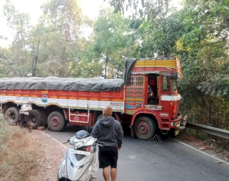 सिमेंट वाहतूक करणारा ट्रक भर रस्त्यावर अडकल्याने वाहतूक ठप्प