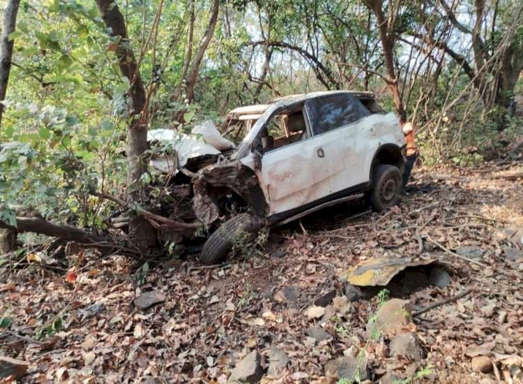 करूळ घाटात कारला भीषण अपघात