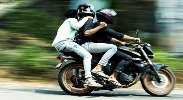 २२ हजार दुचाकीस्वारांना ट्रिपलसीट पकडले....नागपूर पोलिसांचा दणका ....ऑपरेशन यू-टर्न मोहिमेची शहरात चर्चा...