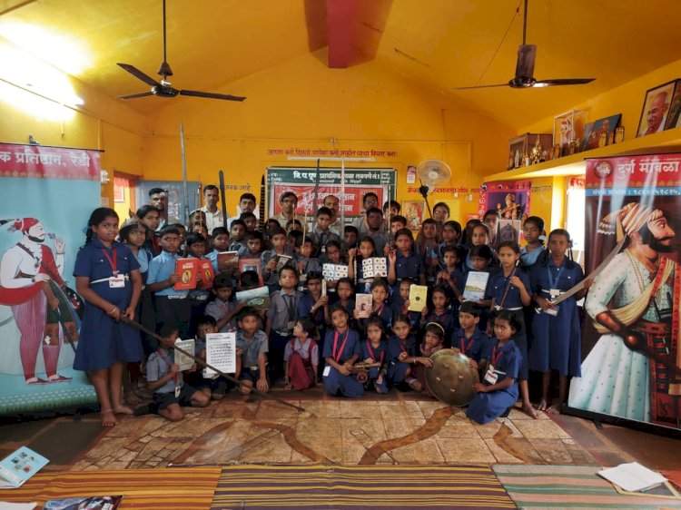 तळवणे शाळेतील विद्यार्थ्यांनी अनुभवला शिवकालीन इतिहास....प्रत्यक्ष शस्त्रे हाताळण्याची मिळाली संधी; दुर्ग मावळा, रक्षक प्रतिष्ठानचा उपक्रम