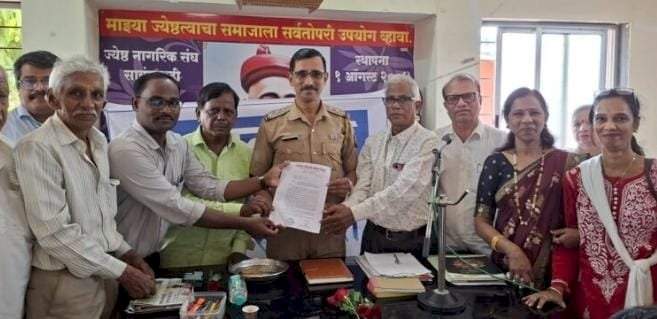 ज्येष्ठ नागरिक संघाकडून रुग्णवाहिकेसाठी ५१ हजाराची मदत....सामाजिक बांधिलकी कडे धनादेश