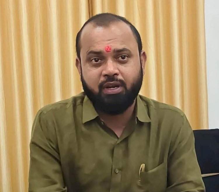 भोंदू बाबाच्या आहारी गेलेले लोकप्रतिनिधी महाराष्ट्राचे हित काय साधणार?....रुपेश राऊळ यांचा सवाल