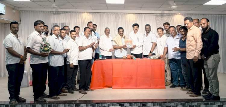 जिल्हा सरपंच सेवा संघाच्या वतीने सिंधुदुर्ग जिल्हा परिषद अध्यक्ष  प्रमोद कामत यांचा सत्कार