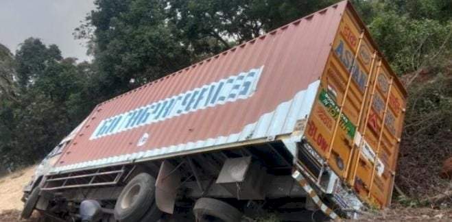 मुंबई-गोवा महामार्गावर तेर्सेबांबर्डे येथे कंटेनर पलटी