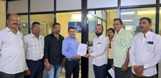 मंत्र्यांच्या ताफ्यातील गाड्या कमी करा; ठाकरे शिवसेनेची तहसीलदारांकडे मागणी